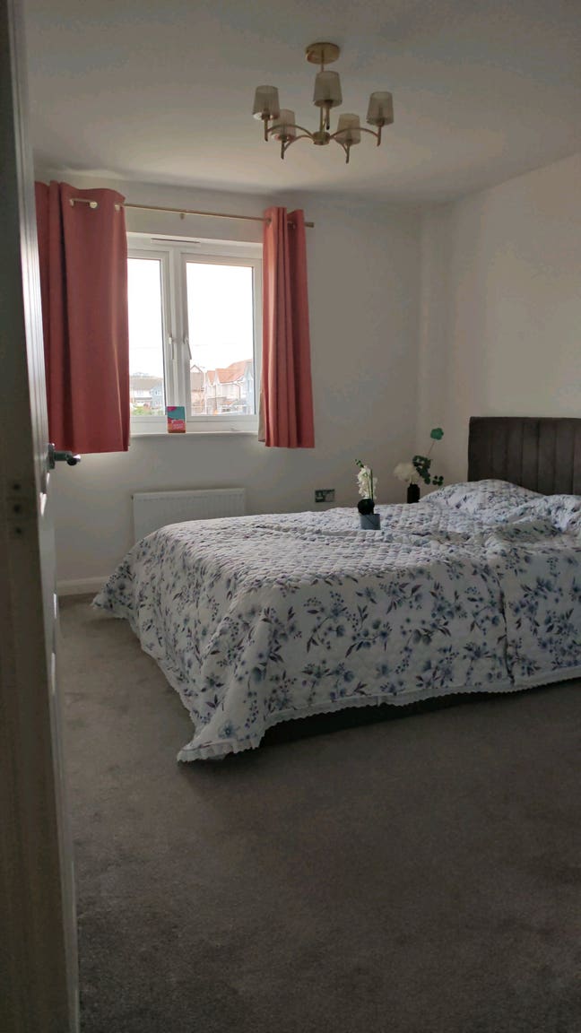 Spacious Double bedroom Main Photo