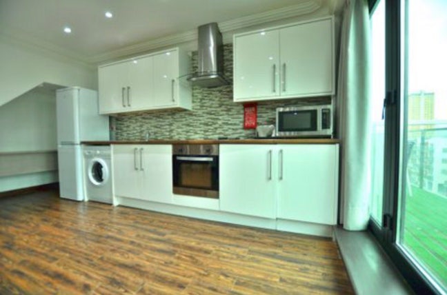 Extra Large En-suite Furnished Room Feb onwards Main Photo