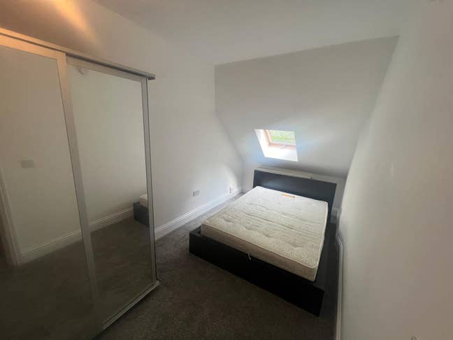 Large bed room - in large 2 bed flat  Main Photo