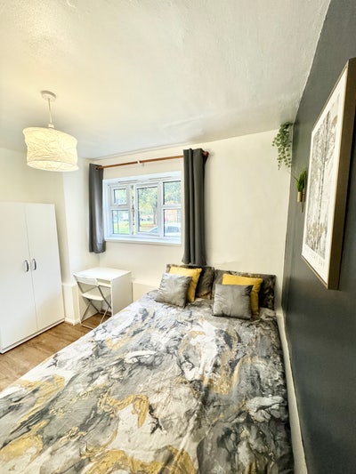 ModernRoom Cleanings Living Balcony Garden Putney  Main Photo