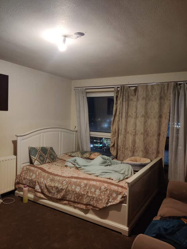 Spacious room available near Interchange Main Photo