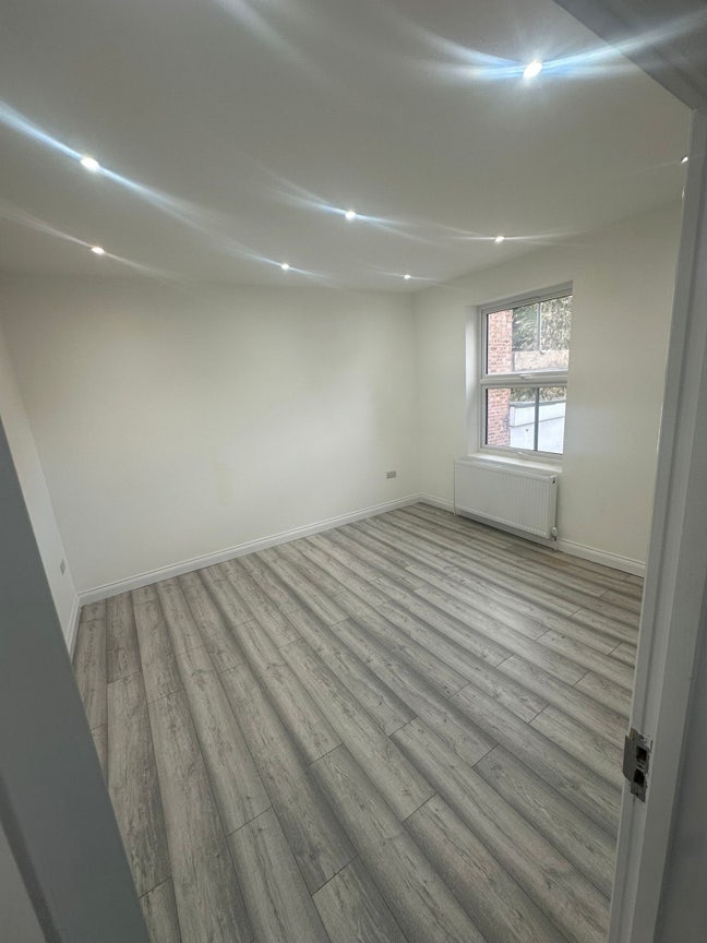 Newly refurbished room in NW4 Main Photo