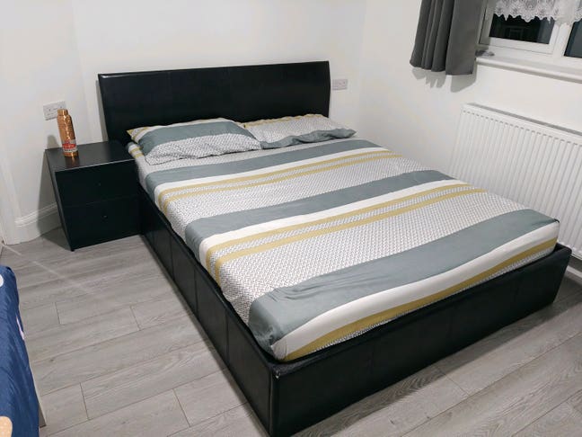 One double bedroom with separate bathroom Main Photo