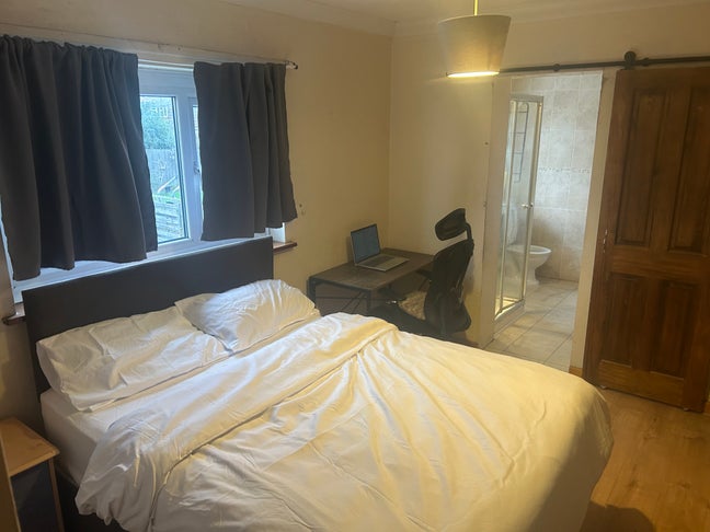 Spacious  Ensuite Double Room – Ready to Move  Main Photo