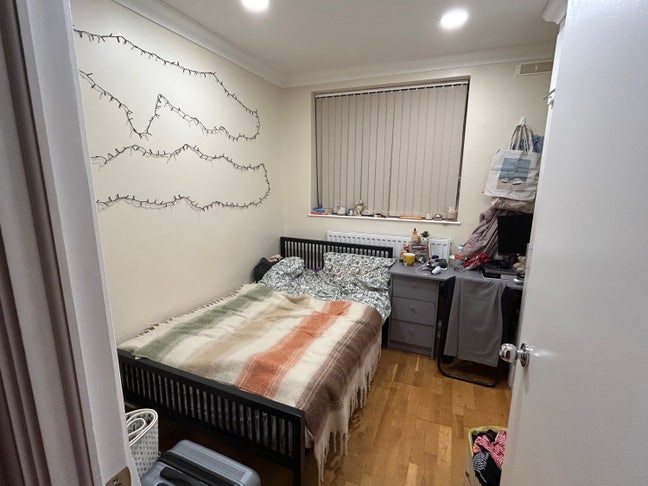 Double room in modern 4-bed Battersea flat Main Photo