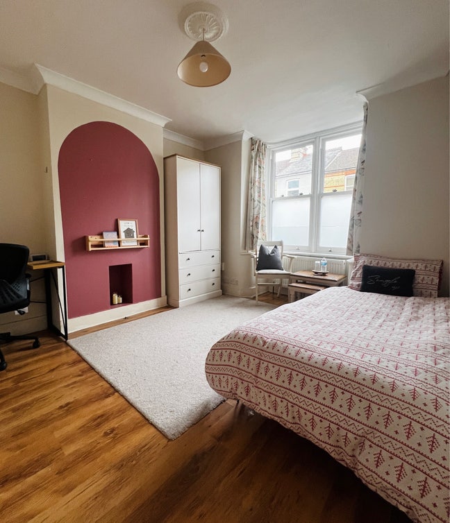 Spacious,Bright Room available for rent in Watford Main Photo