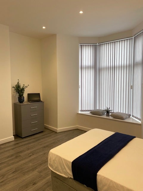 Spacious single room with lovely ensuite Main Photo