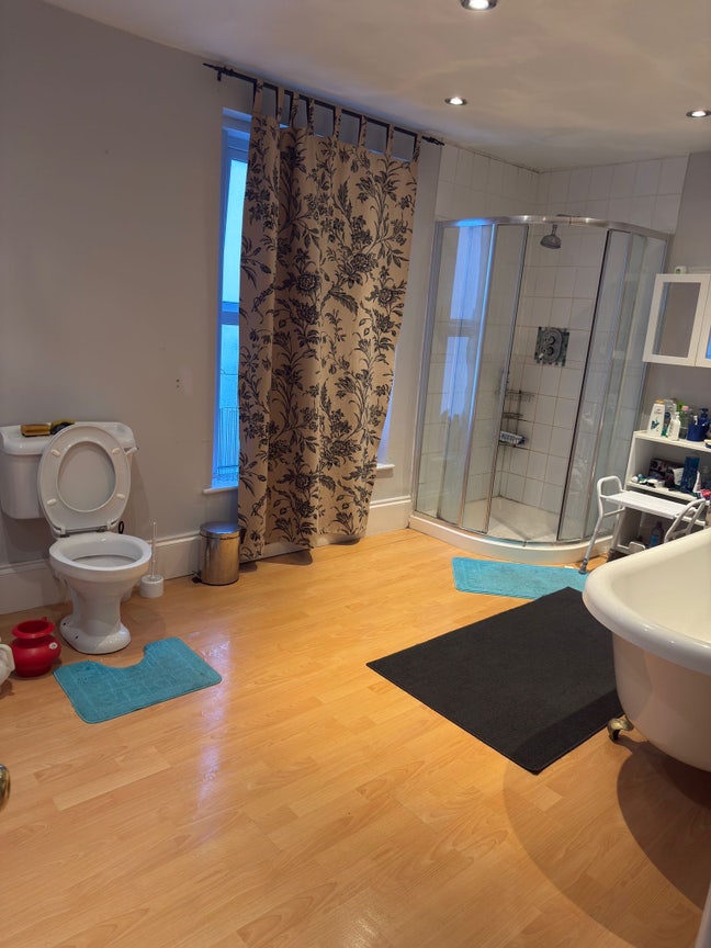Large double bedroom available for rent Main Photo