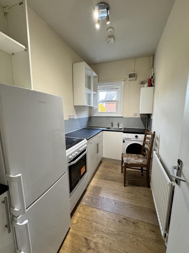 A nice one/two bedroom flat  – excellent location  Main Photo