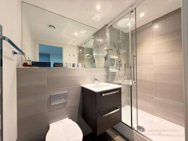 3-Bed Fully Furnished Renovated Flat – City Centre Main Photo