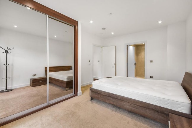 Huge modern double ensuite - Nine Elms/ Battersea  Main Photo