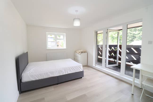 Superb Location, Walk to Bethnal Green Station! Main Photo