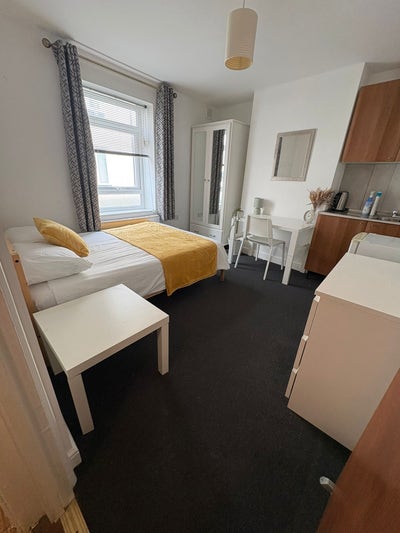 Modern Double Room in Bournemouth Centre Main Photo