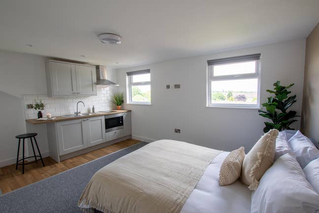 💎 Studio & Ensuite Rooms Near RollsRoyce & Toyota Main Photo