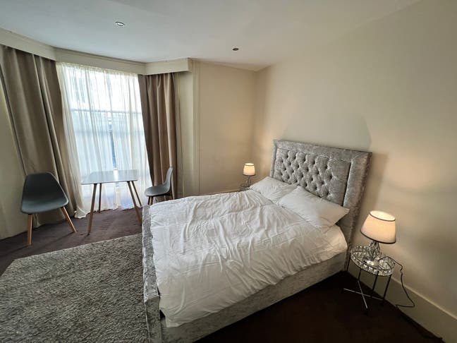  Hove,  beautiful double en suite room Main Photo