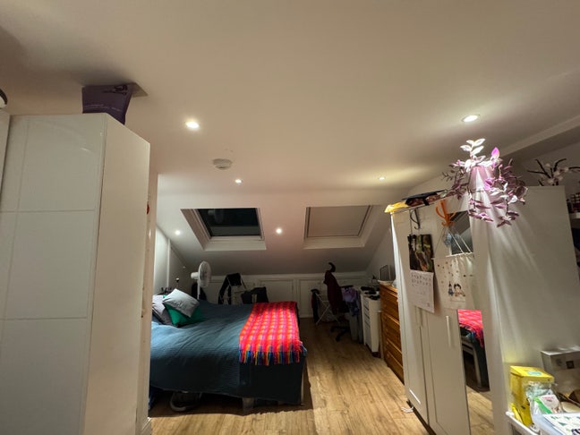 Spacious Top-floor Studio Room   Main Photo