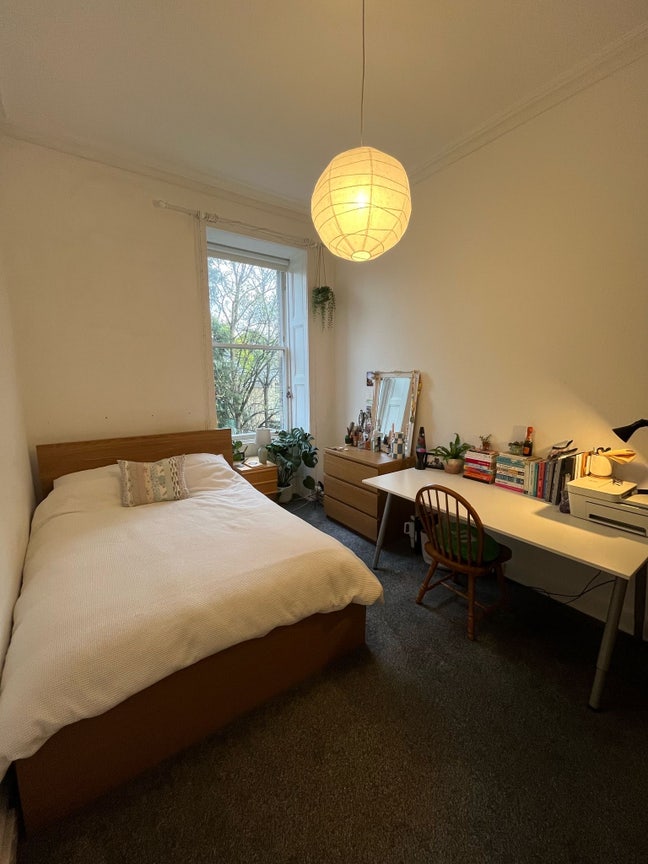 Spare room in a four bed flat in Polwarth Gardens! Main Photo