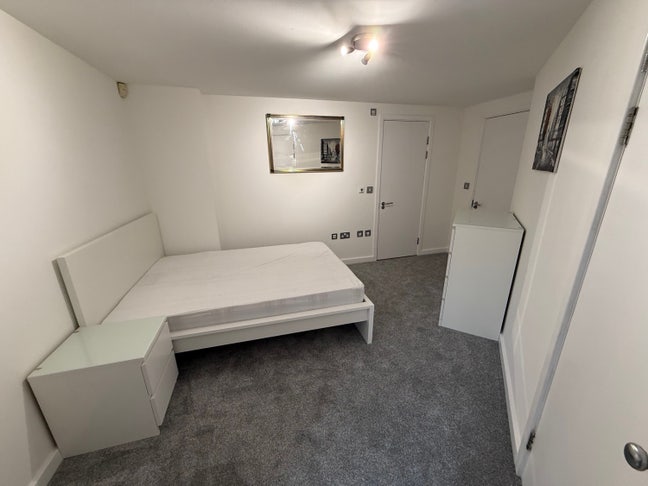 En-suite Double Room – Available Now Main Photo