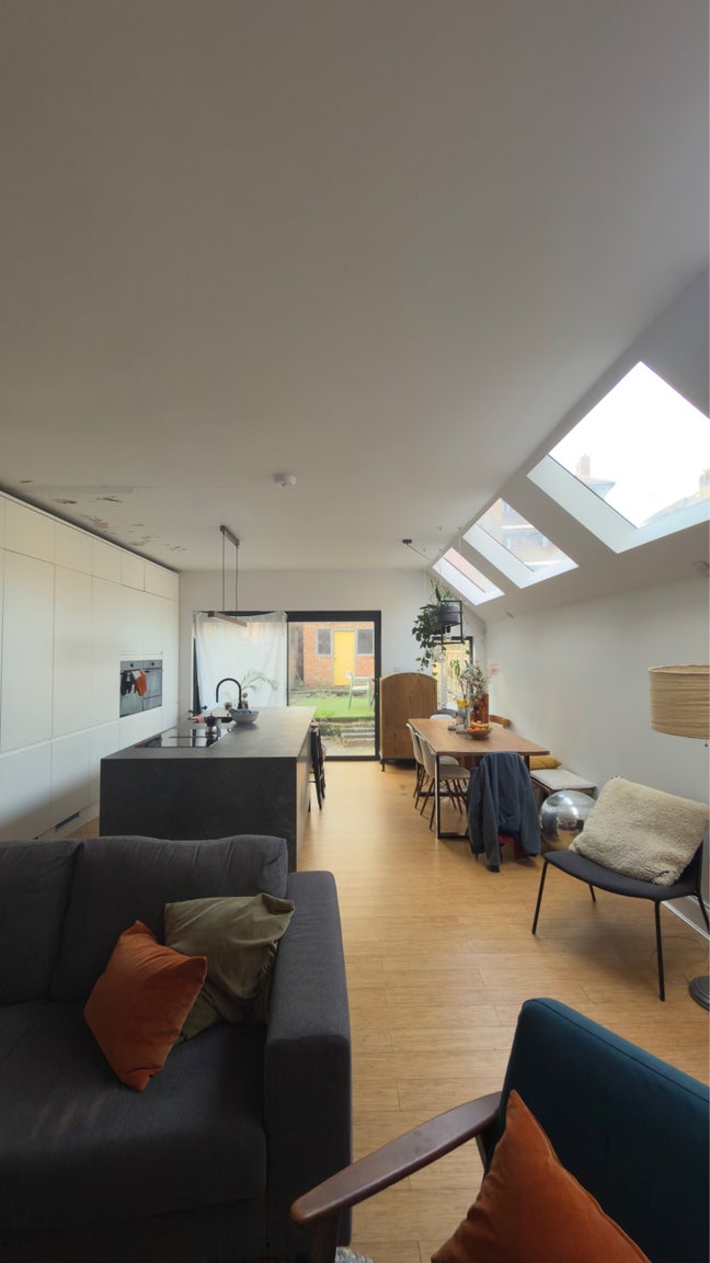 Spacious room going Main Photo