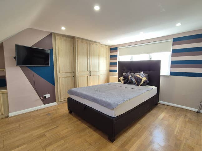 Freshly redecorated en-suite room Main Photo