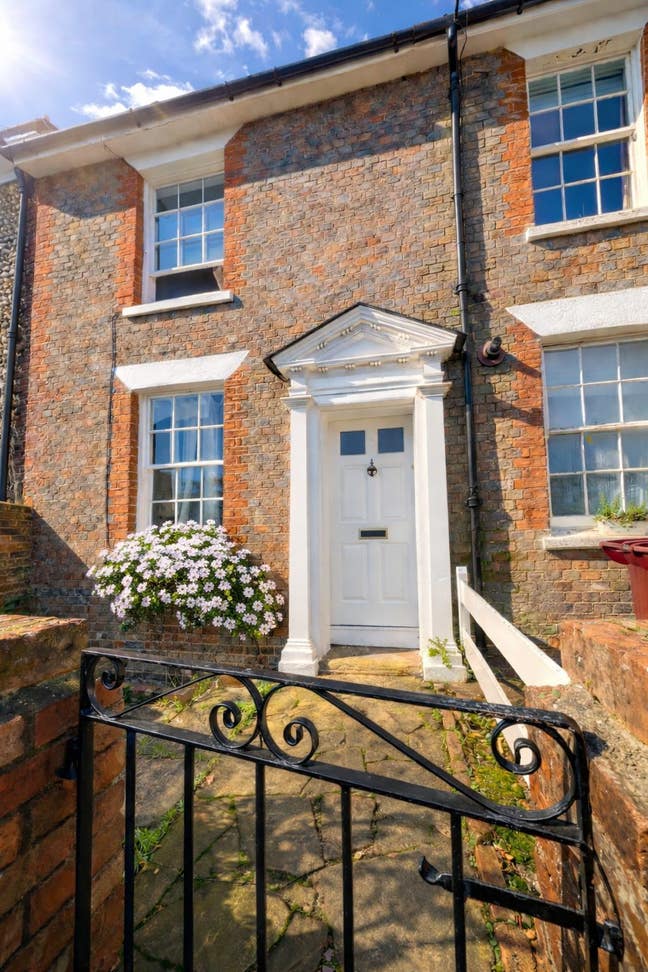 Large Double in Beautiful Professional Shared Home Main Photo