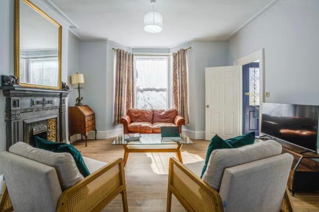 Very large double room in elegant Victorian home  Main Photo