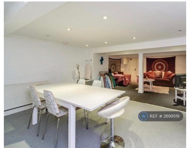 Looking for housemate!  Main Photo