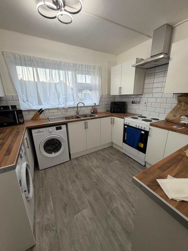 Newly Renovated, HMO, Professional, Modern, Living Main Photo