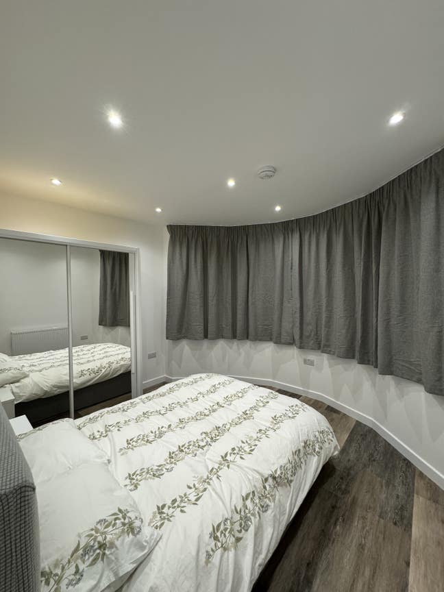 Luxury new build room Main Photo