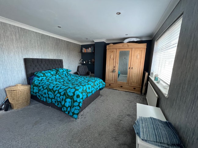 Large Double Bedroom  Main Photo