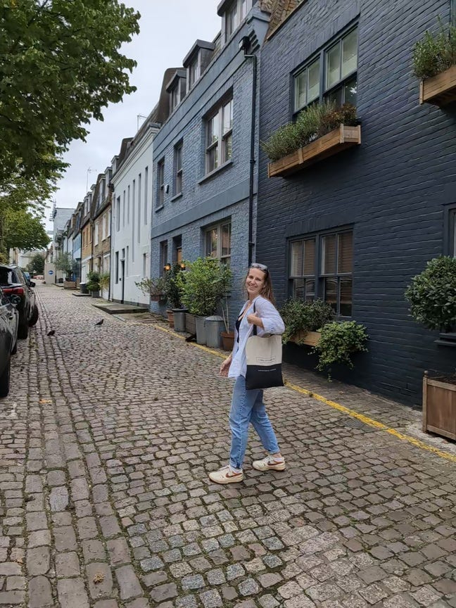 Female seeks a double room or studio Main Photo