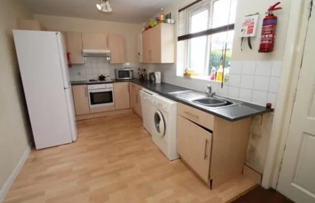 Spare room in 4-bed STUDENT house in Headingley.  Main Photo