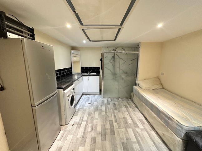 Studio Flat  to Let Main Photo