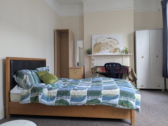 Professional female  looking for a housemate  Main Photo