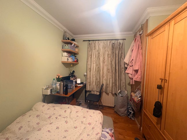 Bright Room in Kingston House – Bills Included Main Photo