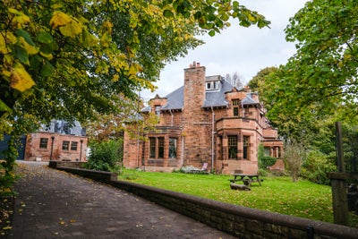 Large (250sqft) bedroom in stunning setting Main Photo