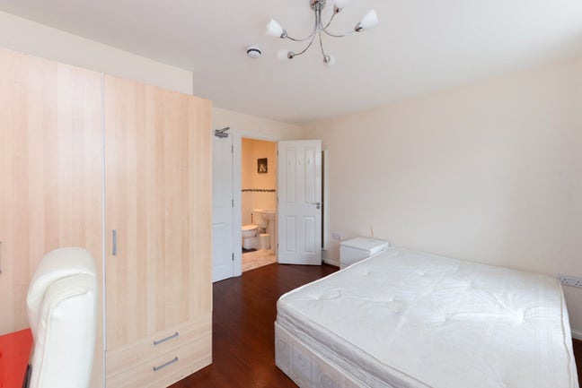 Double bed room With ensuit Main Photo