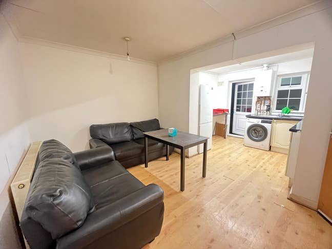 Spacious rooms available in Uxbridge Main Photo