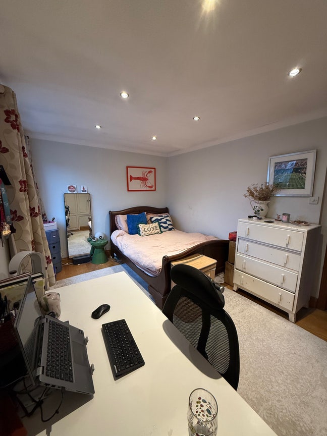 Spacious double bedroom in Battersea 🏠 Main Photo