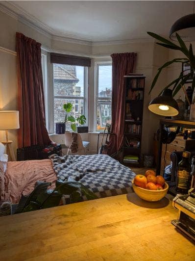 Studio Living in Prime Redland Location Main Photo