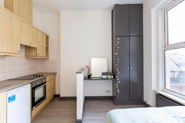 💜🗝 Bedsit W Kitchen | All Bills | No Deposit  Main Photo