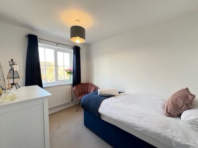 Quiet, modern single bedroom, private bathroom Main Photo