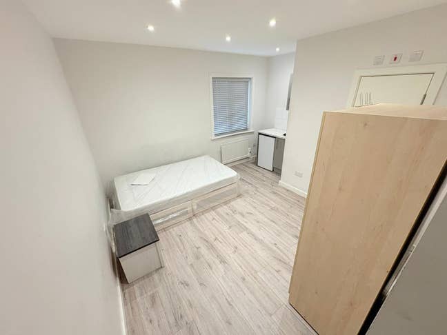 DSS-Studio Flat Available in Feltham Hounslow TW13 Main Photo