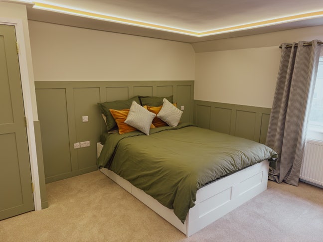 Large Newly Renovated King Sized Room Main Photo