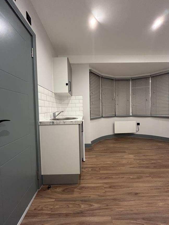 Spacious Studio Room Available - Tolworth Road, KT Main Photo