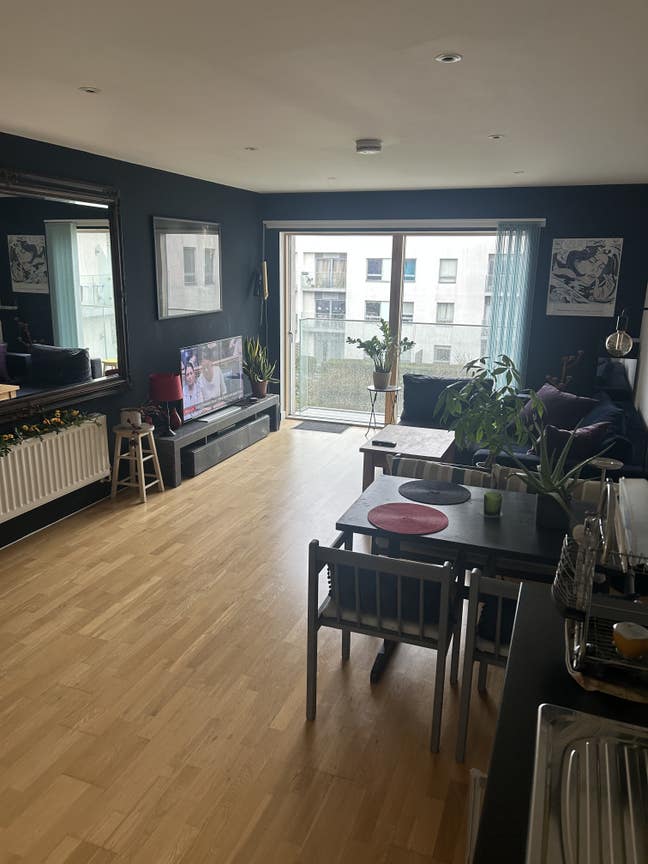 Lovely Double Room in a modern flat Main Photo