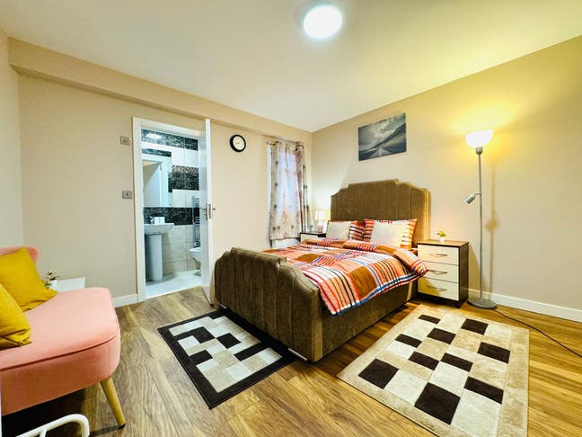 Massive En-Suite  Double Room – E14 🏠 Poplar Main Photo