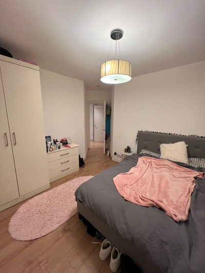 Tendency for a room  in a 2 bedroom apartment  Main Photo