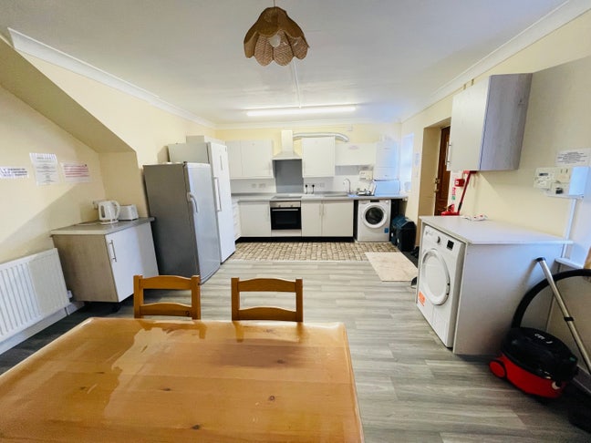 Rooms with Private Bathrooms Available BH14 9by Main Photo