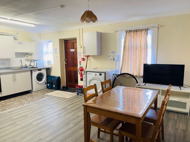 Double En Suite Room Available BH14 9by Main Photo